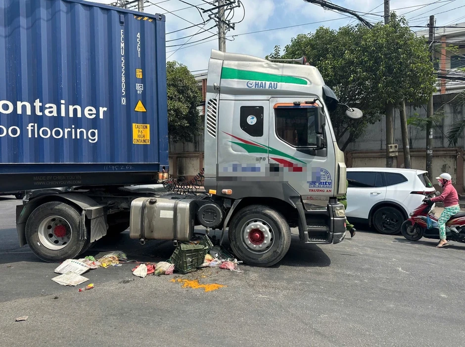Người dân cùng tài xế giải cứu nạn nhân mắc kẹt dưới gầm xe container sau va chạm Người dân cùng tài xế giải cứu nạn nhân mắc kẹt dưới gầm xe container sau va chạm