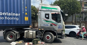 Người dân cùng tài xế giải cứu nạn nhân mắc kẹt dưới gầm xe container sau va chạm
