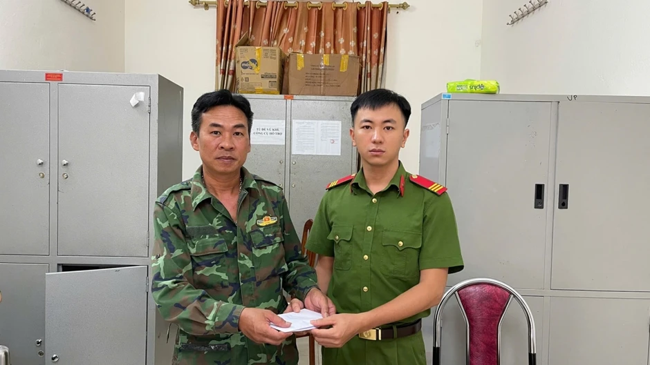 Người dân giao nộp súng, lựu đạn