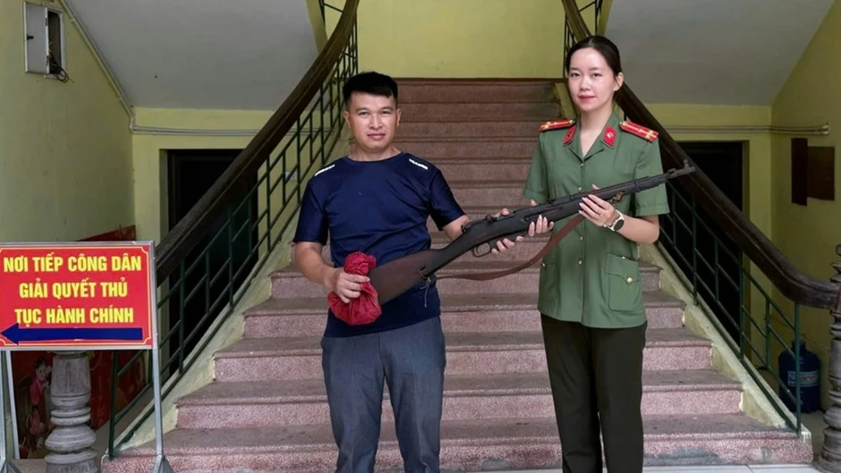 Người dân giao nộp súng, lựu đạn