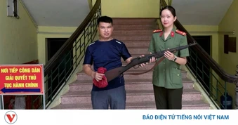 Người dân giao nộp súng, lựu đạn