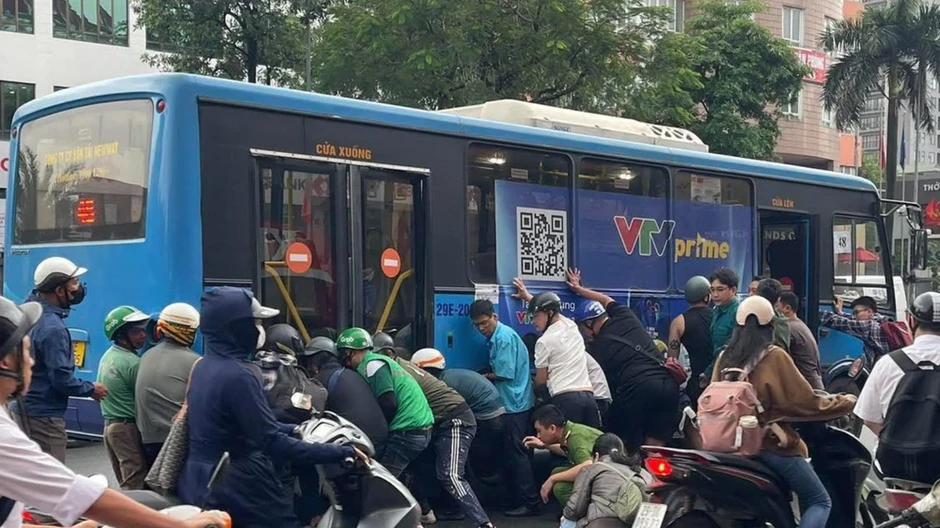 Người dân hợp sức cứu 1 phụ nữ bị cuốn vào gầm xe buýt Người dân hợp sức cứu 1 phụ nữ bị cuốn vào gầm xe buýt