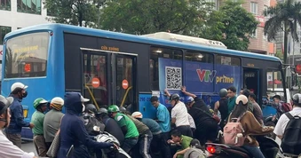 Người dân hợp sức cứu 1 phụ nữ bị cuốn vào gầm xe buýt