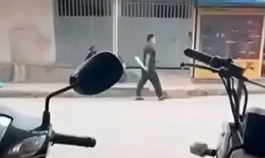 Người đàn ông bị chém trọng thương khi đang ngồi uống cà phê Người đàn ông bị chém trọng thương khi đang ngồi uống cà phê