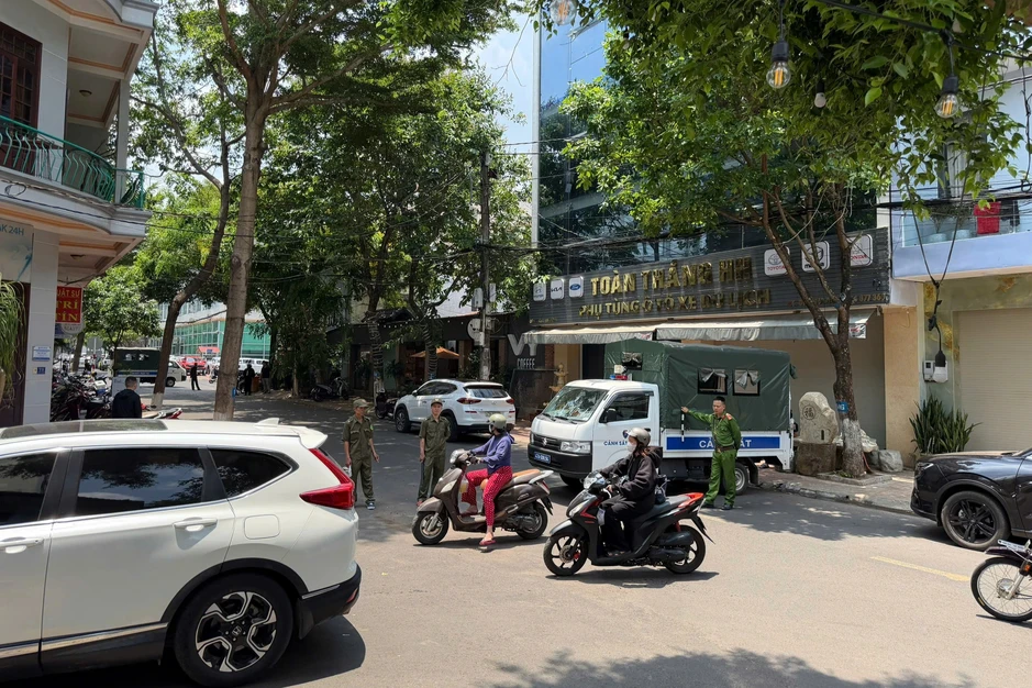 Người đàn ông cầm dao cố thủ gần 2 ngày trong quán cà phê Người đàn ông cầm dao cố thủ gần 2 ngày trong quán cà phê
