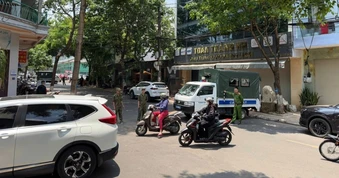 Người đàn ông cầm dao cố thủ gần 2 ngày trong quán cà phê