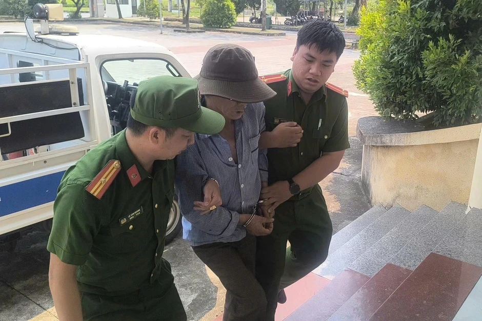 Người đàn ông cầm rựa chống trả công an rồi trốn vào hang đá Người đàn ông cầm rựa chống trả công an rồi trốn vào hang đá