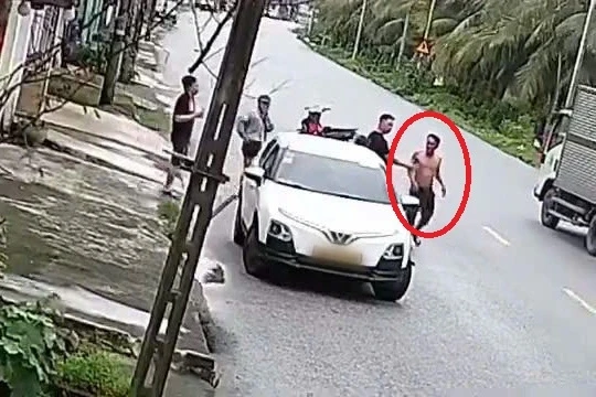 Người đàn ông chặn đầu ô tô, đánh tài xế giữa đường Người đàn ông chặn đầu ô tô, đánh tài xế giữa đường