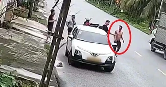 Người đàn ông chặn đầu ô tô, đánh tài xế giữa đường