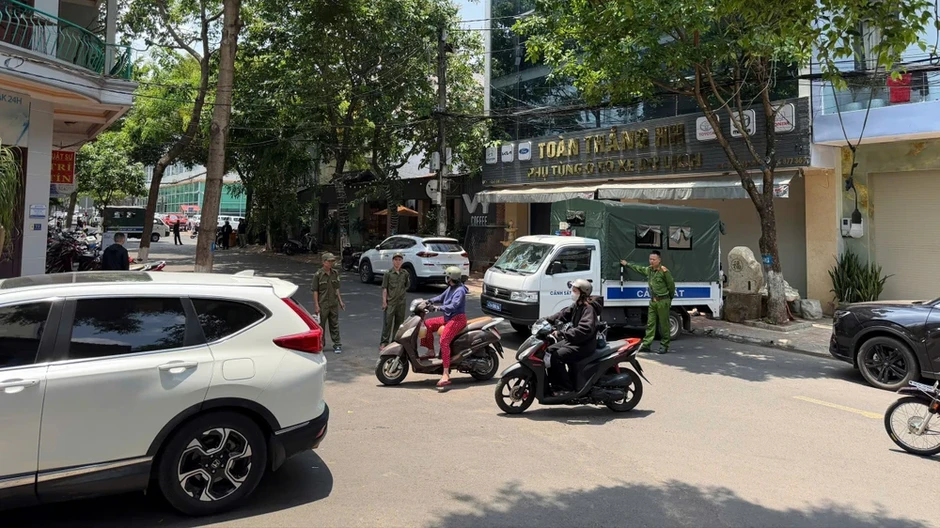 Người đàn ông cố thủ gần 2 ngày trong quán cà phê đã buông dao Người đàn ông cố thủ gần 2 ngày trong quán cà phê đã buông dao