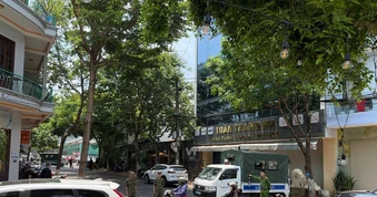 Người đàn ông cố thủ gần 2 ngày trong quán cà phê đã buông dao