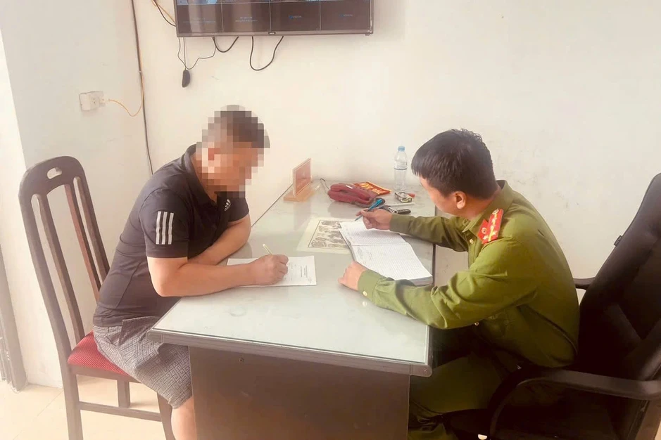 Người đàn ông đánh phụ nữ lớn tuổi vì mâu thuẫn giữa hai học sinh Người đàn ông đánh phụ nữ lớn tuổi vì mâu thuẫn giữa hai học sinh
