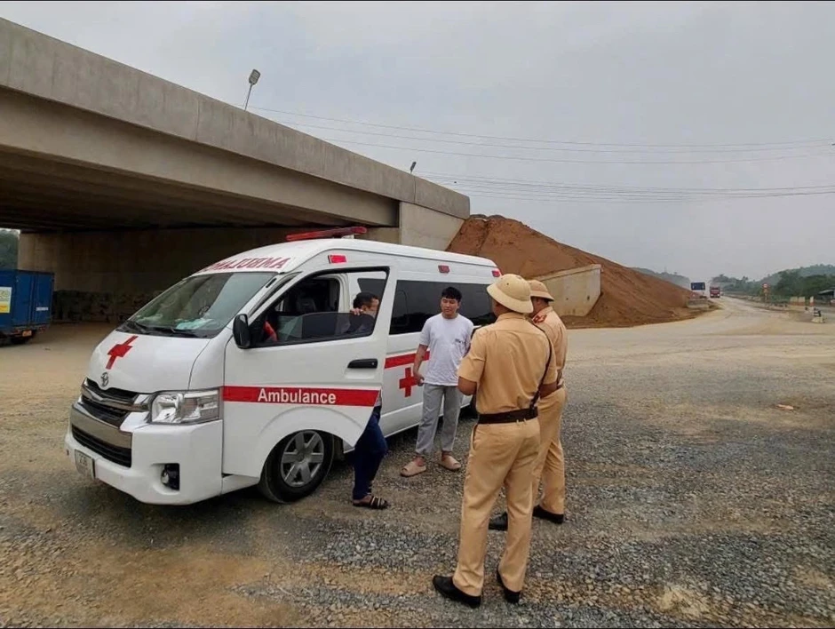 Người đàn ông giao xe cứu thương cho con trai chưa bằng lái Người đàn ông giao xe cứu thương cho con trai chưa bằng lái