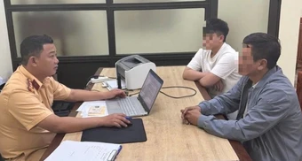 Người đàn ông giao xe cứu thương cho con trai chưa bằng lái
