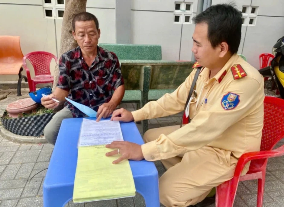 Người đàn ông lao xe vào shipper, thách thức gọi CSGT Người đàn ông lao xe vào shipper, thách thức gọi CSGT