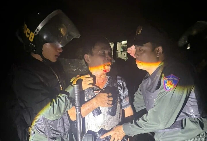 Người đàn ông mặc áo giáp tự chế, dùng dao tấn công hai cán bộ công an Người đàn ông mặc áo giáp tự chế, dùng dao tấn công hai cán bộ công an