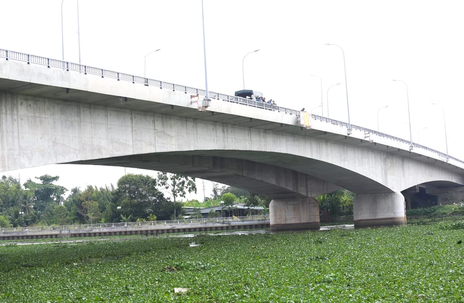 Người đàn ông mất tích dưới sông Vàm Cỏ Đông, chiếc xe đạp trên cầu Người đàn ông mất tích dưới sông Vàm Cỏ Đông, chiếc xe đạp trên cầu