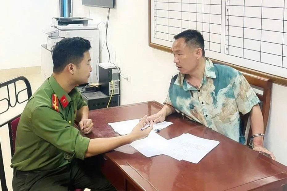 Người đàn ông nghi nổ súng sau va chạm giao thông ở Hưng Yên Người đàn ông nghi nổ súng sau va chạm giao thông ở Hưng Yên