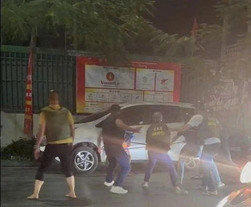 Người đàn ông nhiễm HIV, cầm dao hành hung người đi đường Người đàn ông nhiễm HIV, cầm dao hành hung người đi đường