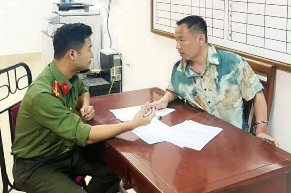 Người đàn ông nước ngoài nổ súng sau va chạm xe ở Hưng Yên Người đàn ông nước ngoài nổ súng sau va chạm xe ở Hưng Yên