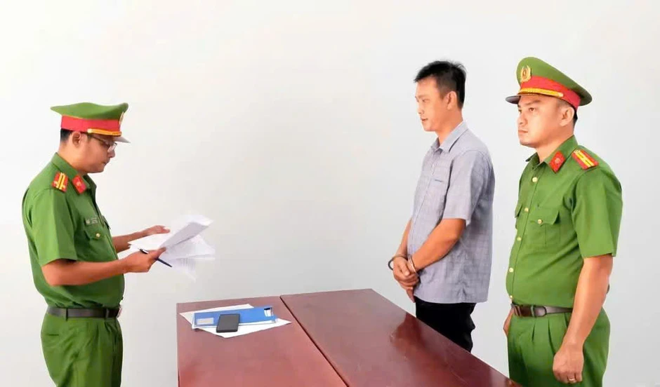 Người đàn ông phát tán 6 clip riêng tư để làm nhục bạn gái Người đàn ông phát tán 6 clip riêng tư để làm nhục bạn gái