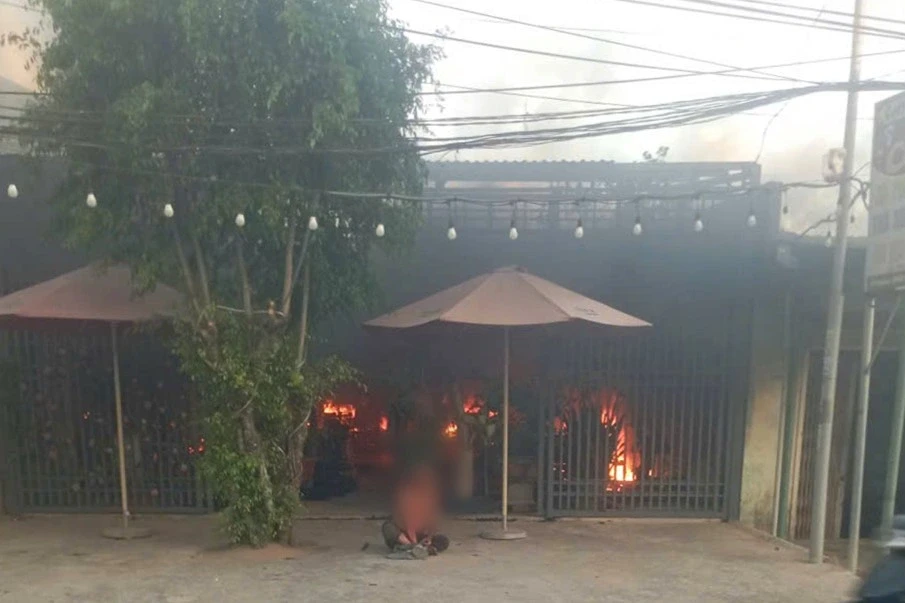 Người đàn ông phóng hỏa đốt nhà, ôm người tình giữa đám cháy Người đàn ông phóng hỏa đốt nhà, ôm người tình giữa đám cháy