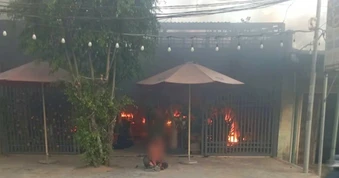 Người đàn ông phóng hỏa đốt nhà, ôm người tình giữa đám cháy
