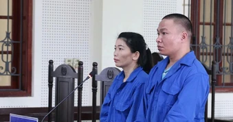 Người đàn ông "vứt" cả vợ lẫn ma túy khi gặp công an