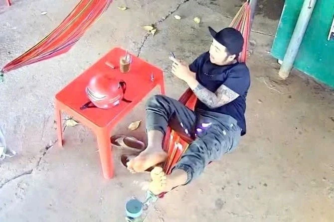 Người đàn ông rút súng đe dọa nhóm truy đuổi ở Đồng Nai Người đàn ông rút súng đe dọa nhóm truy đuổi ở Đồng Nai