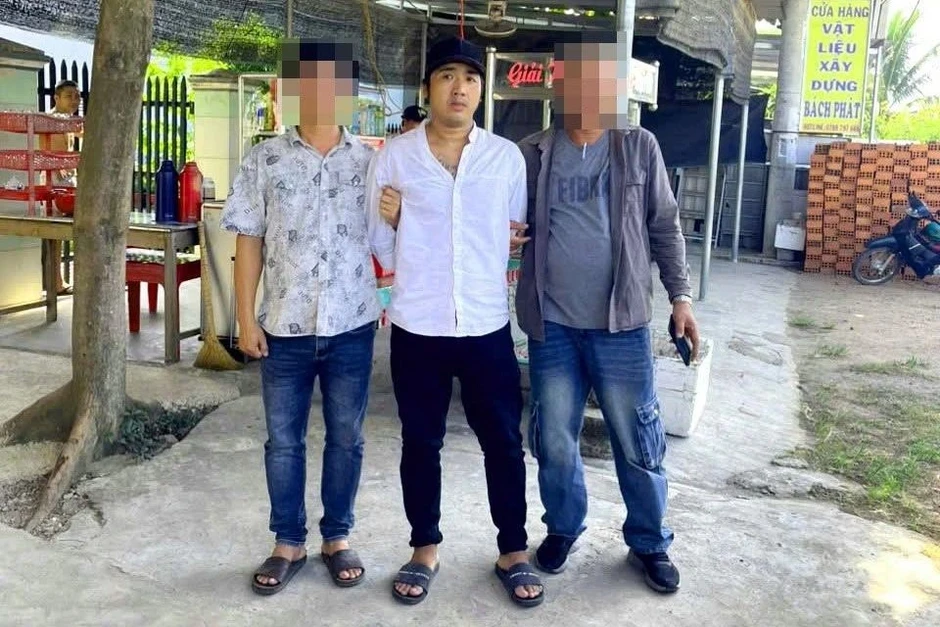 Người đàn ông rút súng đe dọa nhóm truy đuổi ở Đồng Nai Người đàn ông rút súng đe dọa nhóm truy đuổi ở Đồng Nai