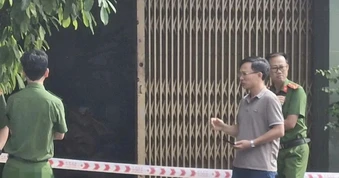 Người đàn ông tử vong trước thềm nhà sau cuộc gọi lúc sáng sớm