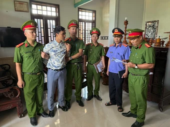 Người đàn ông xuyên tạc, xúc phạm cơ quan chức năng từng chửi bới đánh đập mẹ