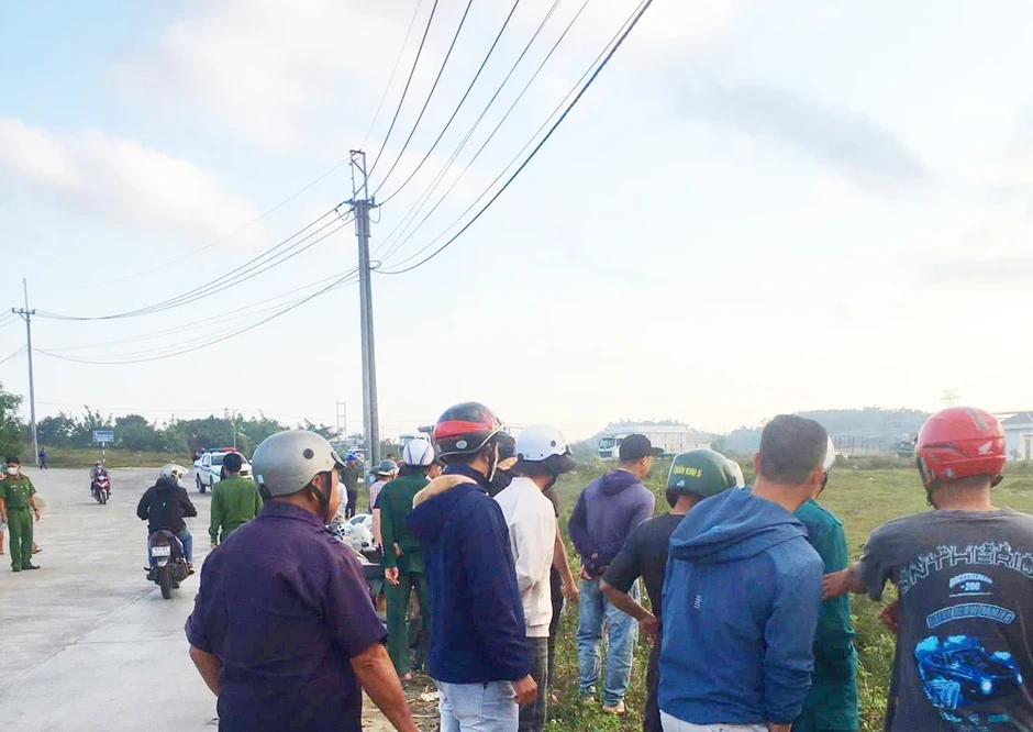 Người dân phát hiện 2 thanh niên tử vong bên vệ đường cùng xe máy Người dân phát hiện 2 thanh niên tử vong bên vệ đường cùng xe máy