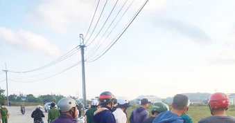 Người dân phát hiện 2 thanh niên tử vong bên vệ đường cùng xe máy