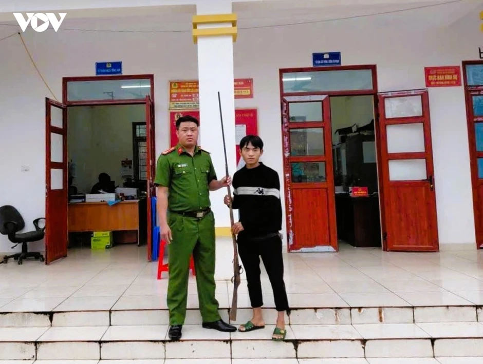 Người dân tự nguyện giao nộp 10 khẩu súng sau khi được tuyên truyền Người dân tự nguyện giao nộp 10 khẩu súng sau khi được tuyên truyền