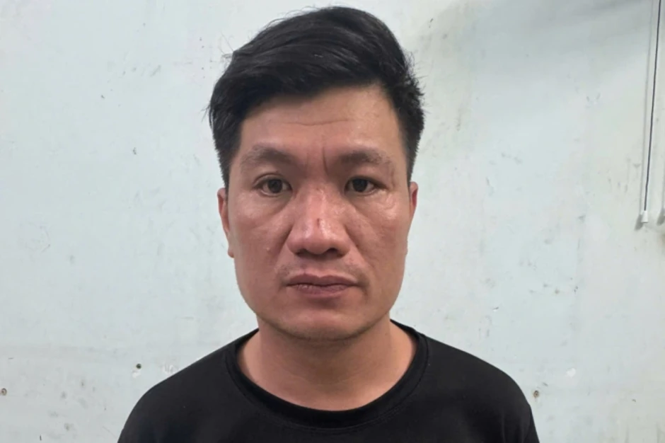 Người đánh, nhổ nước bọt vào phụ nữ bị tạm giữ Người đánh, nhổ nước bọt vào phụ nữ bị tạm giữ