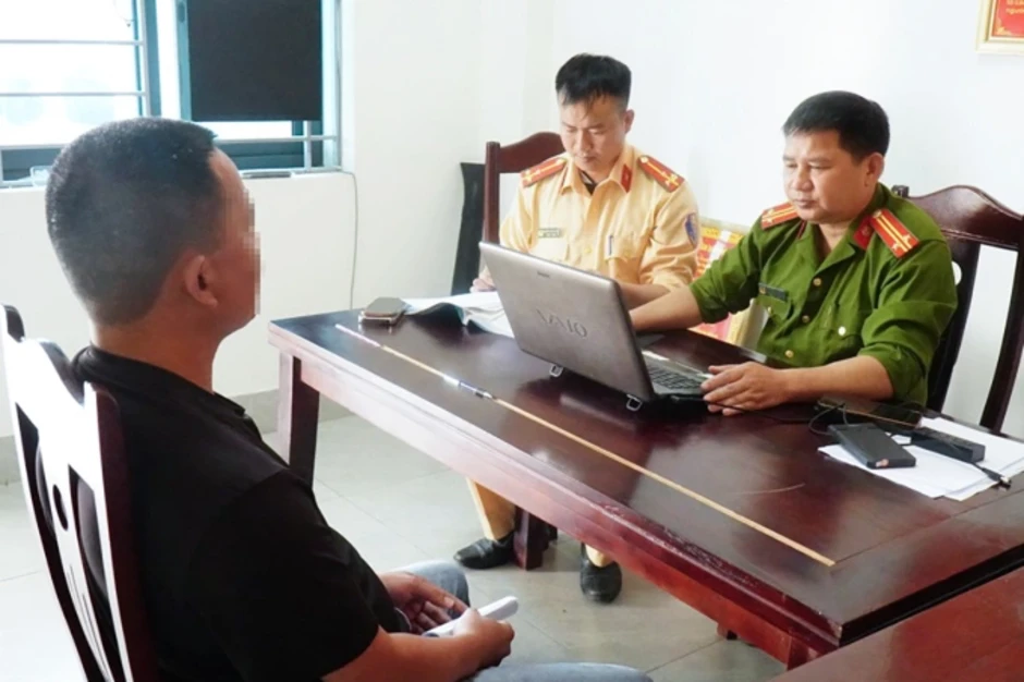 Người đỗ ôtô chắn đường ở Nghệ An bị phạt 5 triệu đồng Người đỗ ôtô chắn đường ở Nghệ An bị phạt 5 triệu đồng