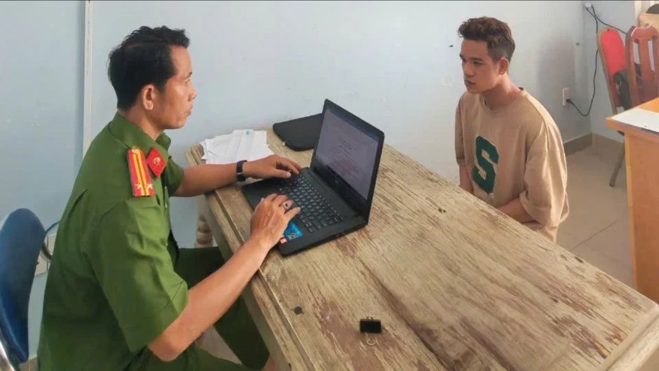 Người đột nhập trộm vàng, đồ thờ cúng ở Miếu Bà Chúa Xứ Nguyên Nhung bị bắt Người đột nhập trộm vàng, đồ thờ cúng ở Miếu Bà Chúa Xứ Nguyên Nhung bị bắt