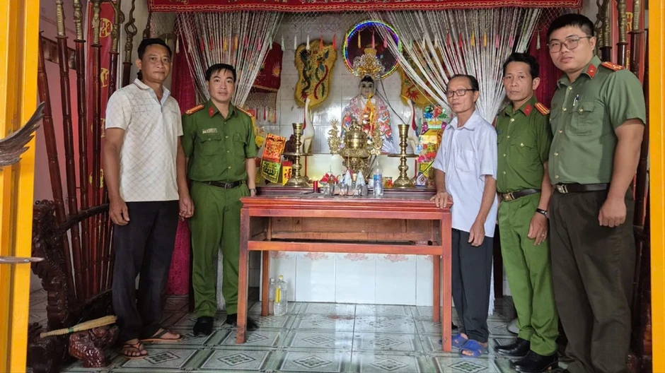 Người đột nhập trộm vàng, đồ thờ cúng ở Miếu Bà Chúa Xứ Nguyên Nhung bị bắt Người đột nhập trộm vàng, đồ thờ cúng ở Miếu Bà Chúa Xứ Nguyên Nhung bị bắt