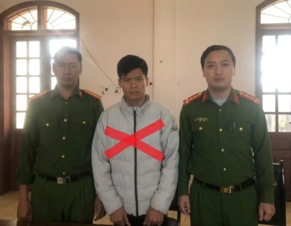 Người kéo lê bạn gái trên đường trong ngày 8/3 bị khởi tố Người kéo lê bạn gái trên đường trong ngày 8/3 bị khởi tố