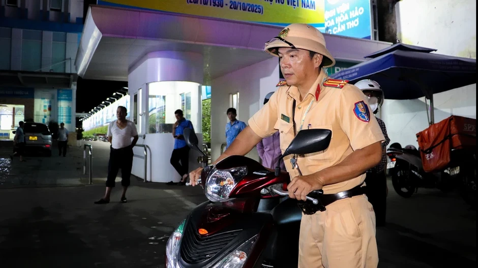 Người mẹ hoảng loạn cầu cứu và chuyến xe đặc biệt của CSGT Cần Thơ Người mẹ hoảng loạn cầu cứu và chuyến xe đặc biệt của CSGT Cần Thơ