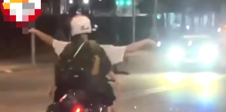 Người nước ngoài đi xe máy buông 2 tay tạo dáng ‘chim bay’ bị tịch thu xe Người nước ngoài đi xe máy buông 2 tay tạo dáng ‘chim bay’ bị tịch thu xe