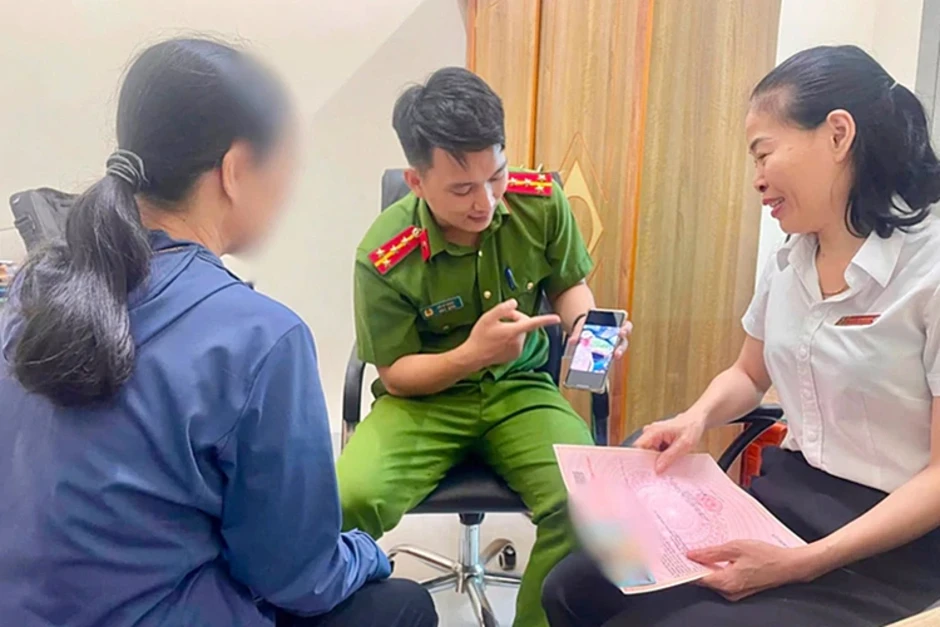 Người phụ nữ 51 tuổi suýt thế chấp sổ đỏ vì bẫy tình của 'bạn trai Facebook' Người phụ nữ 51 tuổi suýt thế chấp sổ đỏ vì bẫy tình của 'bạn trai Facebook'