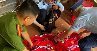 Người phụ nữ bán 7 bộ quần áo trẻ em giả mạo nhãn hiệu Manchester United