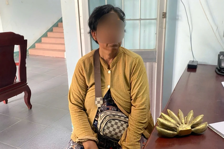 Người phụ nữ bán vé số bị lừa hết tài sản vì nải chuối "hàng quý" Người phụ nữ bán vé số bị lừa hết tài sản vì nải chuối "hàng quý"