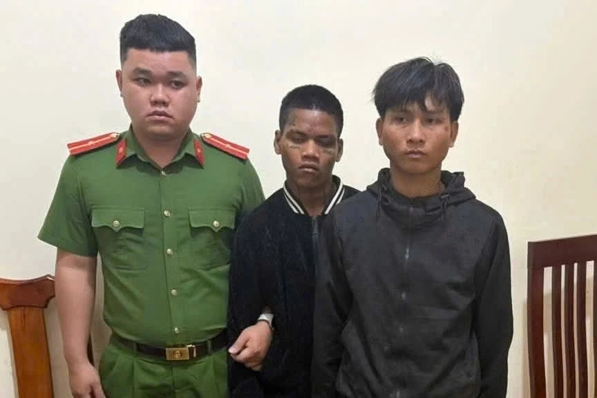 Người phụ nữ bị hai thanh niên bịt mắt, cướp 40 triệu đồng Người phụ nữ bị hai thanh niên bịt mắt, cướp 40 triệu đồng