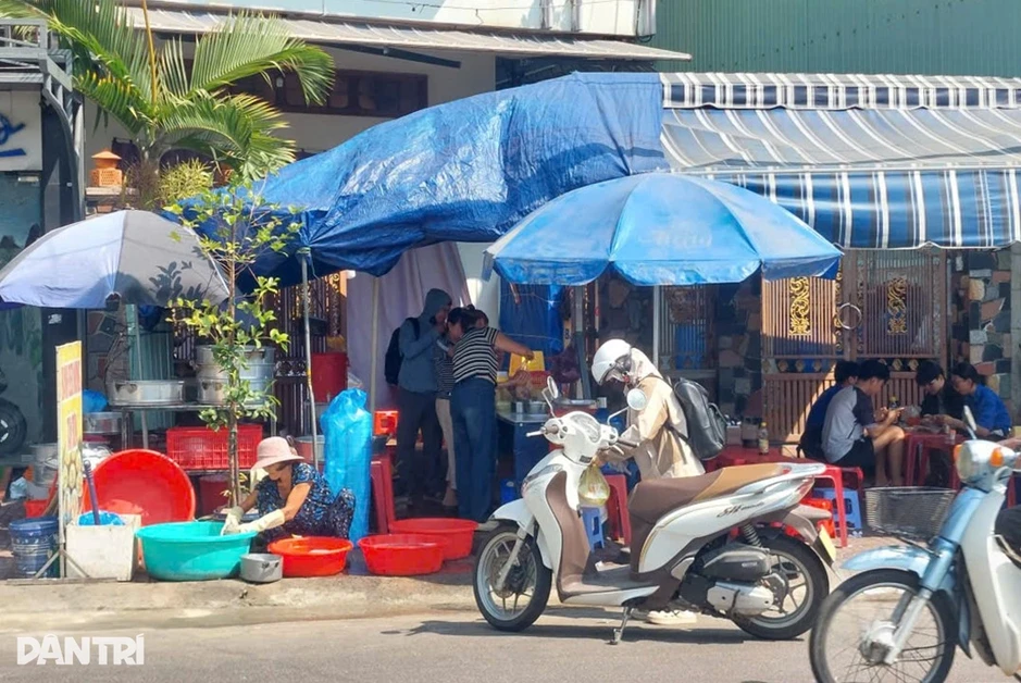 Người phụ nữ bị hành hung ở quán ăn: "Tôi bị chửi mắng, phun nước bọt" Người phụ nữ bị hành hung ở quán ăn: "Tôi bị chửi mắng, phun nước bọt"