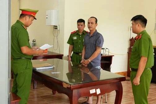 Người phụ nữ bị "chồng hờ" hành hung tại quán cà phê vì ghen tuông Người phụ nữ bị "chồng hờ" hành hung tại quán cà phê vì ghen tuông