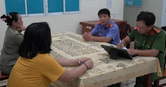 Người phụ nữ cầm dao xông vào tiệm vàng la hét, đập phá