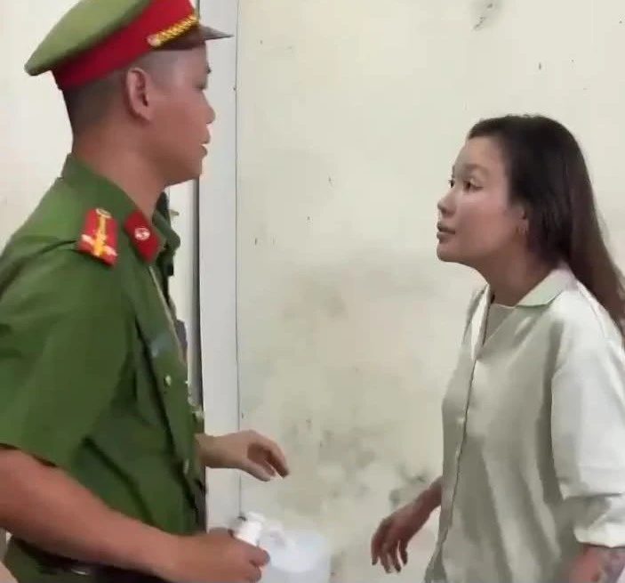 Người phụ nữ chửi bới, hành hung cán bộ công an là ai?